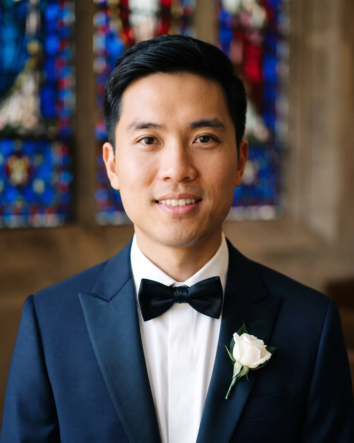 Chân dung chú rể trong tuxedo xanh navy